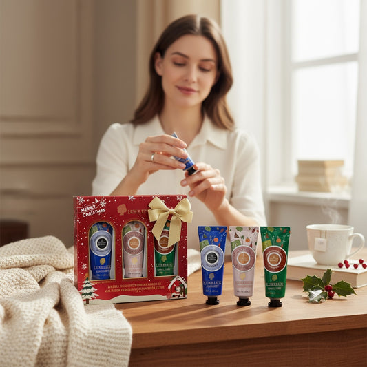 LUXELUX Świąteczny zestaw kremów do rąk 3×25 g – kokos, truskawka i wanilia. Nawilża, wygładza i otula dłonie świątecznym aromatem.