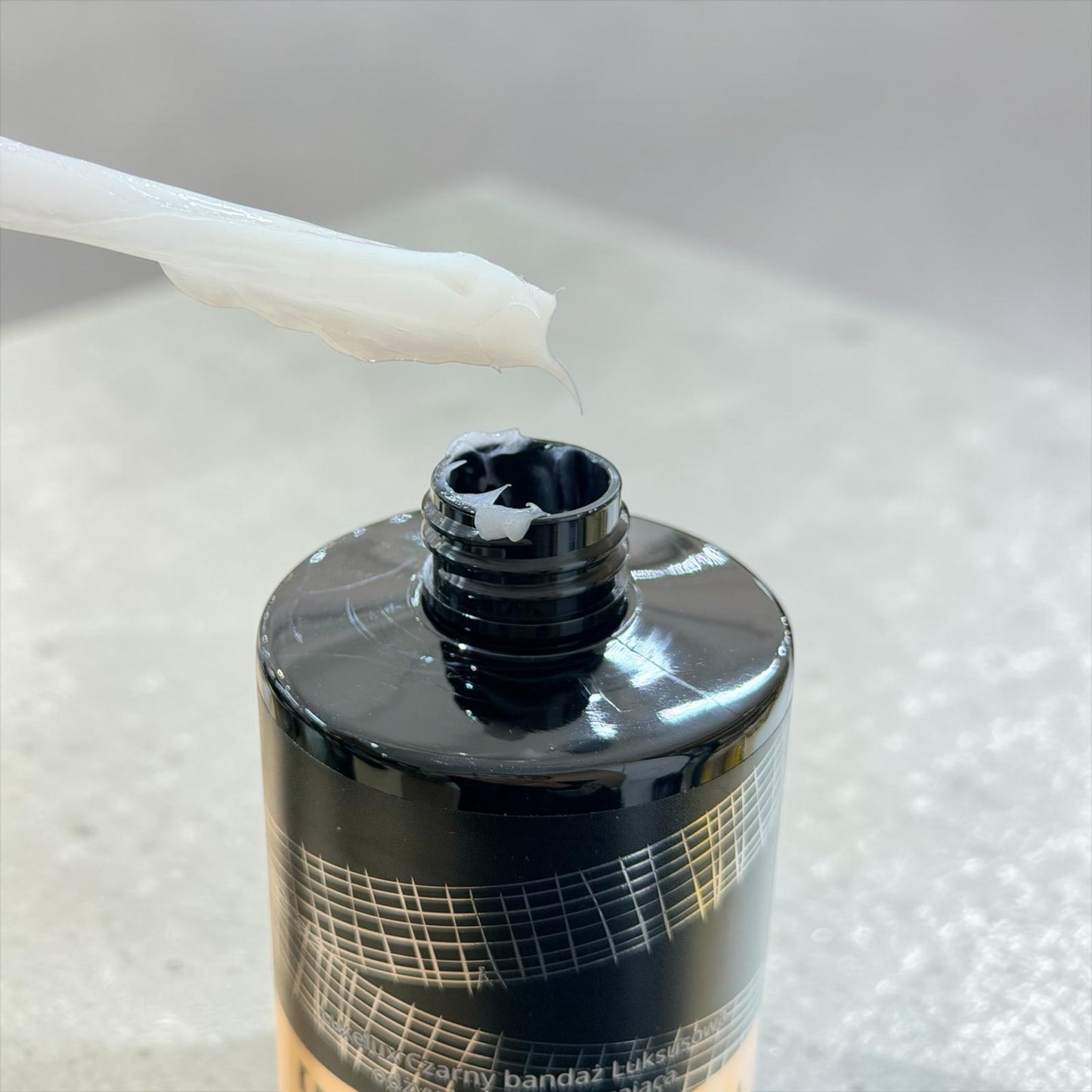 Black Bandage Perfumowana odżywka nawilżająco-nabłyszczająca o luksusowym, kwiatowo-perfumowym zapachu 400 ml