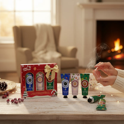 LUXELUX Świąteczny zestaw kremów do rąk 3×25 g – kokos, truskawka i wanilia. Nawilża, wygładza i otula dłonie świątecznym aromatem.